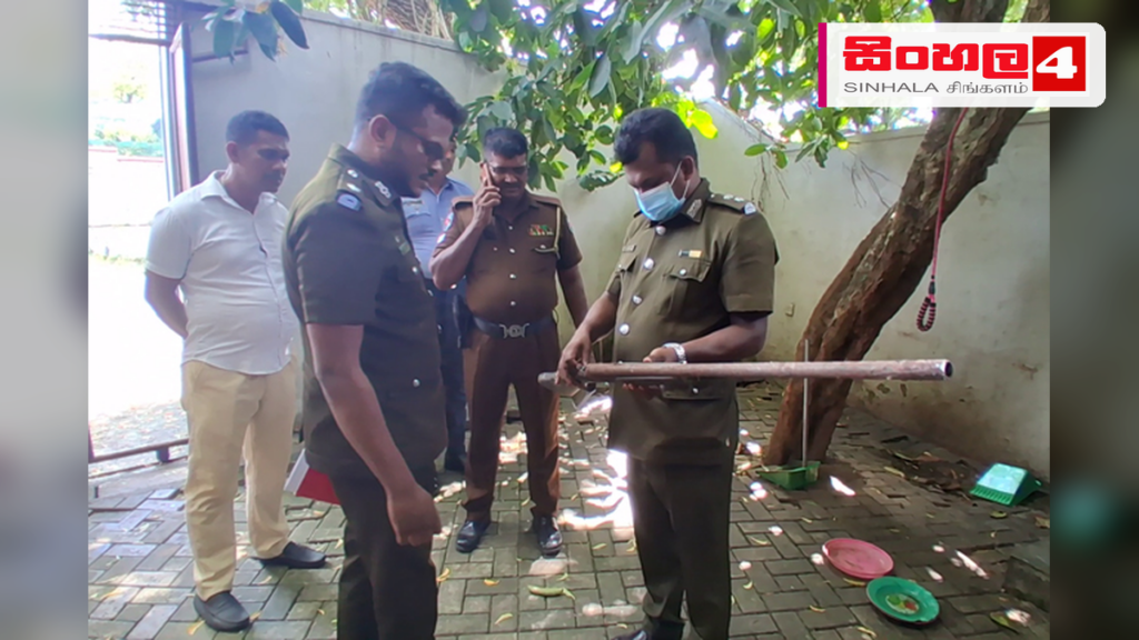 ඩෙංගු පරීක්ෂාවට ගිය නිලධාරීන්ට නිවසකින් ගිනි අවියක් හමුවෙයි ඩෙංගු පරීක්ෂාවට ගිය නිලධාරීන්ට නිවසකින් ගිනි අවියක් හමුවෙයි