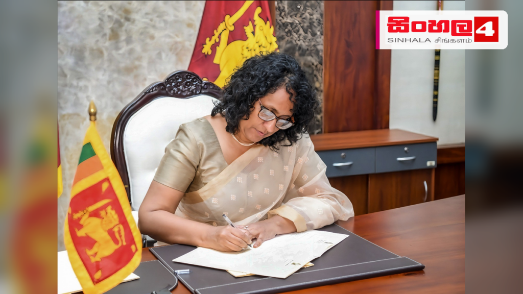 බ්රිතාන්ය මහ කොමසාරිස් නිල නිවසේ පැවැත්වෙන ’19 වැනි සියවසේ ලංකාව’ සිතුවම් ප්රදර්ශනය අගමැතිනිය නිරීක්ෂණය කරයි බ්රිතාන්ය මහ කොමසාරිස් නිල නිවසේ පැවැත්වෙන '19 වැනි සියවසේ ලංකාව' සිතුවම් ප්රදර්ශනය අගමැතිනිය නිරීක්ෂණය කරයි
