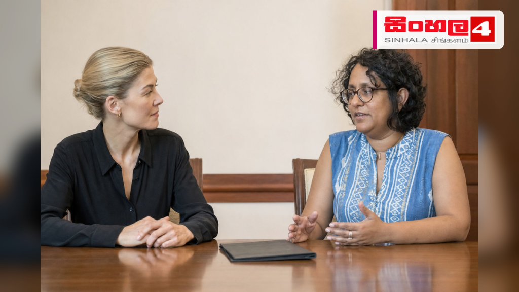 ශ්රී ලංකාව බිම් බෝම්බවලින් තොර රටක් කිරීමේ ඉලක්කය අගමැතිනිය හමුවේ Headline: ශ්රී ලංකාව බිම් බෝම්බවලින් තොර රටක් කිරීමේ ඉලක්කය අගමැතිනිය හමුවේ Intended image subject: Rosamund Pike meeting Prime Minister Harini Amarasuriya Story summary: හොලිවුඩ්