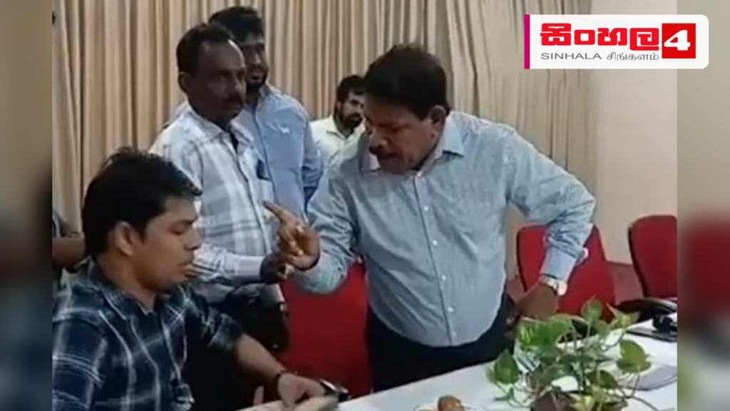 Headline: ත්‍රිකුණාමලයේ ධීවර ගැටලුවලට ප්‍රායෝගික විසඳුම් සෙවීමට සාකච්ඡාවක් Intended image subject: Minister Ramalingam Chandrasekar meeting fisheries community in Trincomalee Story
