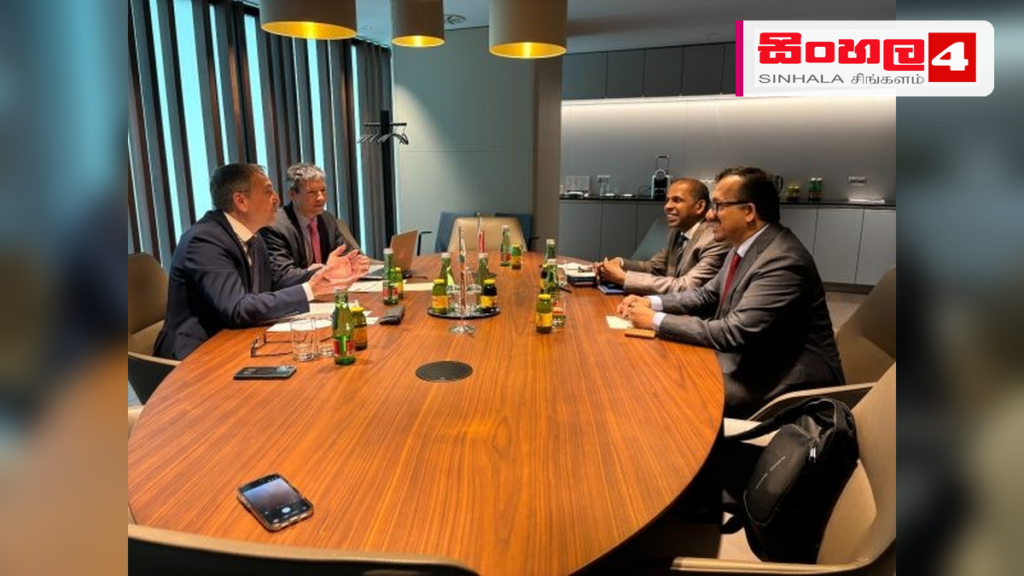 ඕස්ට්රේලියානු ආයෝජකයින් ශ්රී ලංකාවේ ප්රධාන ක්ෂේත්ර රැසකට ආයෝජනය කිරීමට එකඟ වෙයි Headline: ඕස්ට්රේලියානු ආයෝජකයින් ශ්රී ලංකාවේ ප්රධාන ක්ෂේත්ර රැසකට ආයෝජනය කිරීමට එකඟ වෙයි Intended image subject: Minister Sunil Handunnetti with Australian investors at a busi