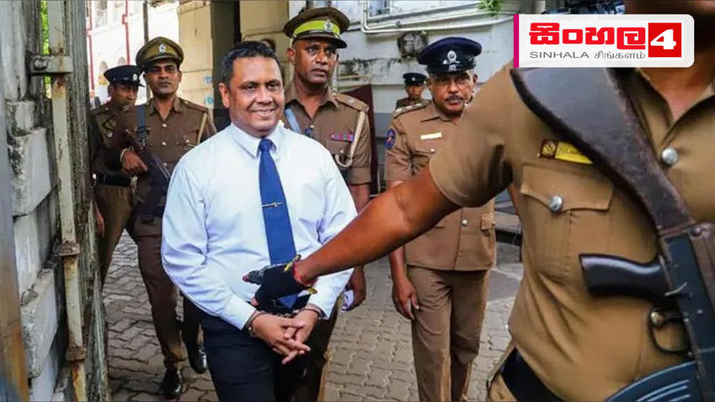 බන්ධනාගාර නිලධාරීන් දෙදෙනෙකු ඝාතනය කිරීමට සැලසුම් කළ සැකකරු අත්අඩංගුවට Headline: බන්ධනාගාර නිලධාරීන් දෙදෙනෙකු ඝාතනය කිරීමට සැලසුම් කළ සැකකරු අත්අඩංගුවට Intended image subject: Sri Lanka Police officer Story summary: විදෙස්ගත අපරාධකරුවෙකු වන 'කොස් මල්ල