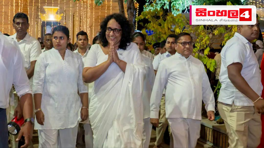 Headline: බැල්ලන්විල ඇසළ පෙරහැර යනු ජීවමාන ආගමික හා සංස්කෘතික උරුමයකි - අගමැති ආචාර්ය හරිනි අමරසූරිය Intended image subject: Prime Minister Dr. Harini Amarasuriya at Bellanwila Raj