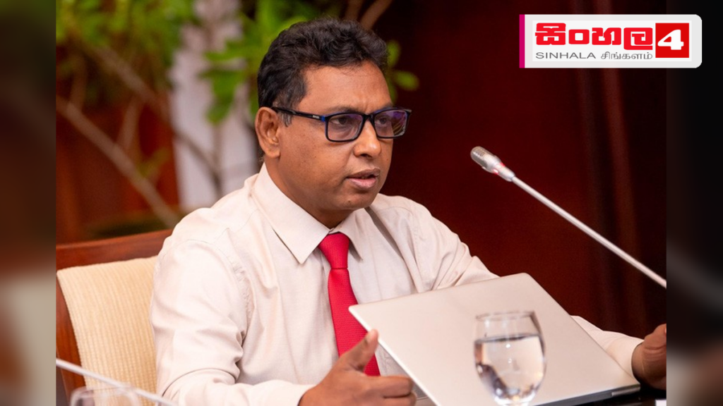 Headline: ග්‍රාමීය සංවර්ධනය යටිතල පහසුකම්වලට පමණක් සීමා නොවිය යුතුයි - ඇමති උපාලි පන්නිල Intended image subject: Minister Upali Pannila speaking at a conference Story summary: ග්‍ර