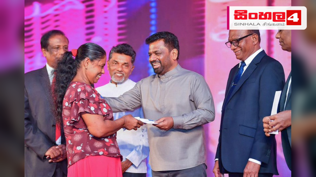 කබරගල විපතට පත් පවුල් 50කට නව නිවාස: මලයගම් ජනතාවට වසර 200කට පසු තමන්ගේම ලිපිනයක් Headline: කබරගල විපතට පත් පවුල් 50කට නව නිවාස: මලයගම් ජනතාවට වසර 200කට පසු තමන්ගේම ලිපිනයක් Intended image subject: President Anura Kumara Dissanayake handing over keys to the new
