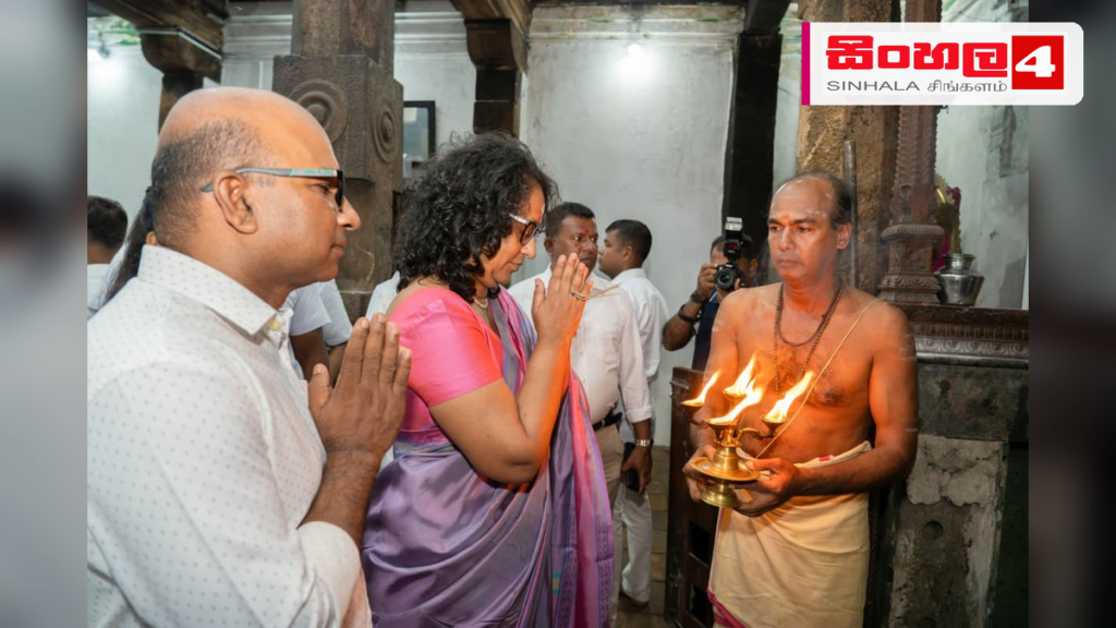 ඓතිහාසික මුන්නේශ්වරම් කෝවිලේ විශේෂ ආගමික වතාවත්වලට අග්රාමාත්යවරිය සහභාගී වෙයි Headline: ඓතිහාසික මුන්නේශ්වරම් කෝවිලේ විශේෂ ආගමික වතාවත්වලට අග්රාමාත්යවරිය සහභාගී වෙයි Intended image subject: Prime Minister Dr. Harini Amarasuriya at Munneswaram Temple Story