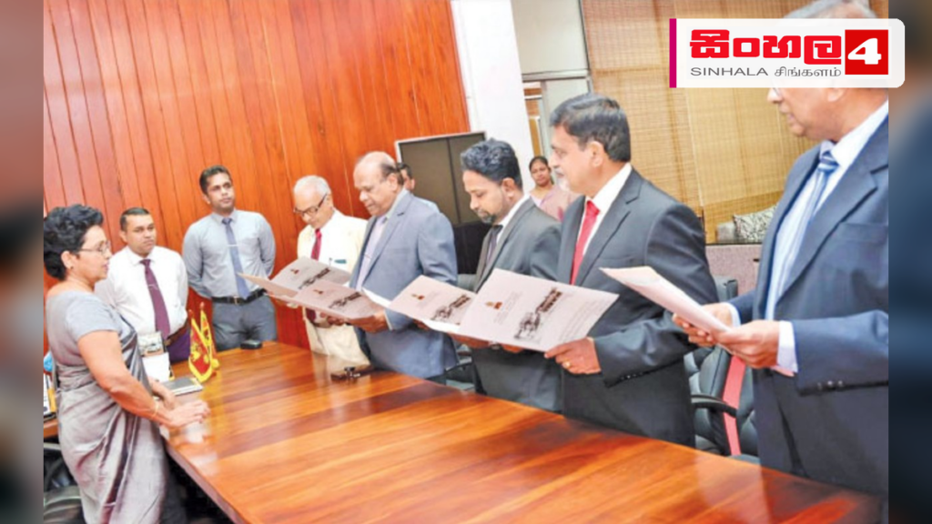 Headline: ප්‍රවීණ මාධ්‍යවේදී සුනිල් ලීලානන්ද පෙරේරාගේ ‘ඇත් අඩි ඉල්ලම’ කෘතිය එළිදැක්වේ Intended image subject: Sunil Leelananda Perera presenting the book to Governor Champa Janaki