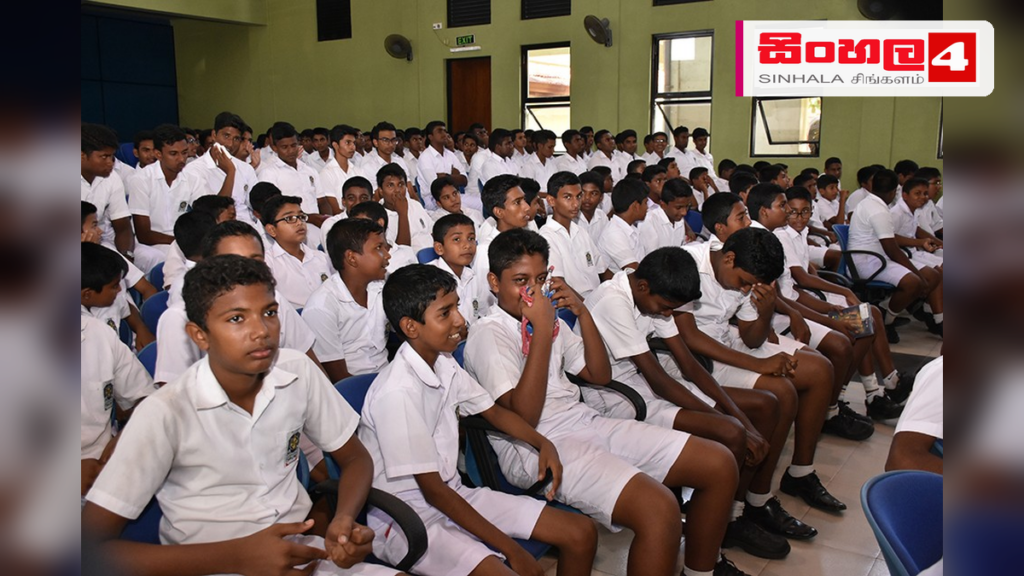 පාසල් දරුවන් මත්ද්රව්යවලින් මුදා ගැනීමට නව නියමු ව්යාපෘතියක් Headline: පාසල් දරුවන් මත්ද්රව්යවලින් මුදා ගැනීමට නව නියමු ව්යාපෘතියක් Intended image subject: School students in a classroom setting Story summary: පාසල් දරුවන් මත්ද්රව්ය භාව