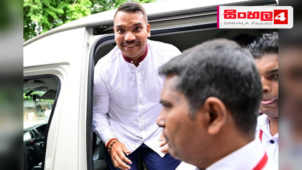 නාමල් රාජපක්ෂ රක්ෂිත බන්ධනාගාරයට: පාක්ෂිකයන්ගෙන් විරෝධතා Headline: නාමල් රාජපක්ෂ රක්ෂිත බන්ධනාගාරයට: පාක්ෂිකයන්ගෙන් විරෝධතා Intended image subject: Namal Rajapaksa Story summary: ශ්රී ලංකන් ගුවන් සමාගමේ ගනුදෙනුවක් සම්බන්ධයෙන් අල්ලස් කොම