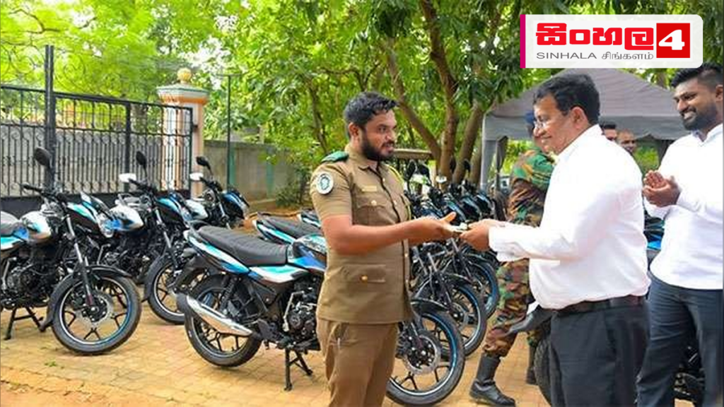 වනජීවී නිලධාරීන්ගේ මෙහෙයුම් වේගවත් කිරීමට යතුරුපැදි 294ක් Headline: වනජීවී නිලධාරීන්ගේ මෙහෙයුම් වේගවත් කිරීමට යතුරුපැදි 294ක් Intended image subject: Wildlife officers receiving new motorbikes Story summary: අලි-මිනිස් ගැටුම් පාලනය කිරීම