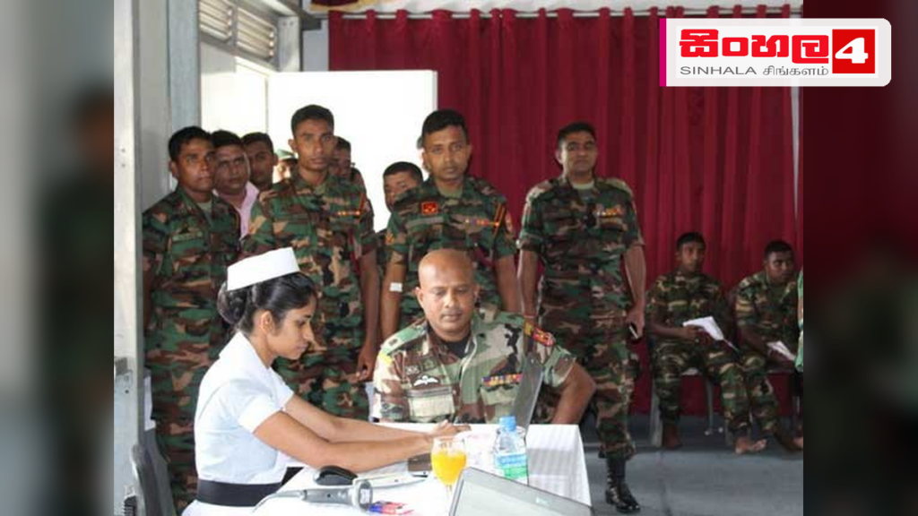 Headline: උතුරේ සහෝදර ජනතාව වෙනුවෙන් ගලෙන්බිඳුනුවැව රණවිරුවන්ගෙන් ලේ දන්දීමේ වැඩසටහනක් Intended image subject: A group of Sri Lankan war veterans and medical staff at a blood donat