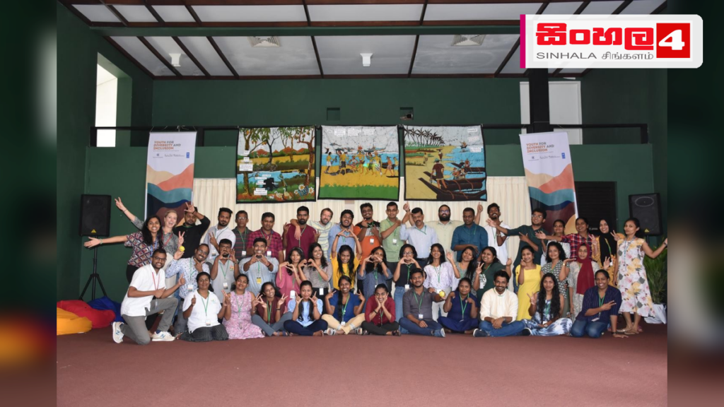 මොරටුව සහ කින්නියා තරුණ පිරිස් එක්කරන ‘භාෂා පාලම’ වැඩසටහන ඇරඹෙයි Headline: මොරටුව සහ කින්නියා තරුණ පිරිස් එක්කරන 'භාෂා පාලම' වැඩසටහන ඇරඹෙයි Intended image subject: Youth participants from Moratuwa and Kinniya at the exchange program launch Story