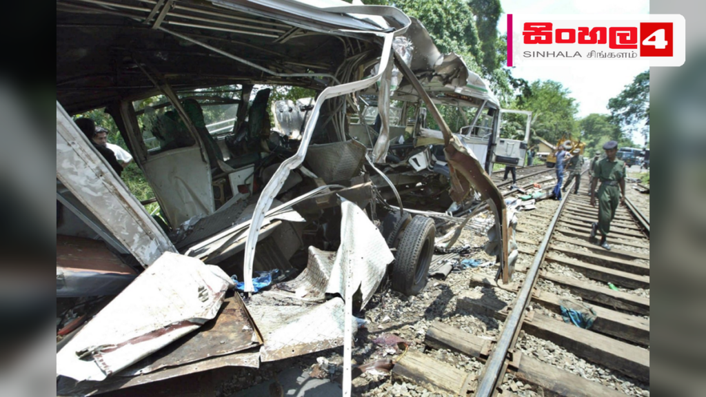 රත්ගම දුම්රිය හරස් මාර්ගයේදී බස් රථයක් දුම්රියක ගැටෙයි Headline: රත්ගම දුම්රිය හරස් මාර්ගයේදී බස් රථයක් දුම්රියක ගැටෙයි Intended image subject: Train and bus collision site at a railway crossing Story summary: රත්ගම කපුමුල්ල දුම්රිය හර