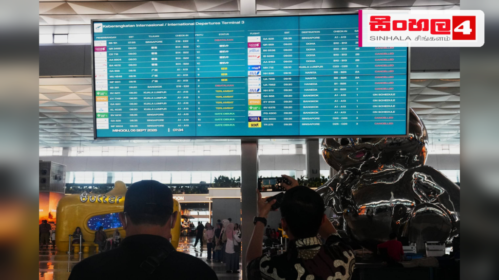 ගිනිකඳු අළු හේතුවෙන් වසා දැමූ ඉන්දුනීසියානු ගුවන් තොටුපළ යළි විවෘත කෙරේ Headline: ගිනිකඳු අළු හේතුවෙන් වසා දැමූ ඉන්දුනීසියානු ගුවන් තොටුපළ යළි විවෘත කෙරේ Intended image subject: Soekarno-Hatta International Airport terminal Story summary: ගිනිකඳු පිපිර