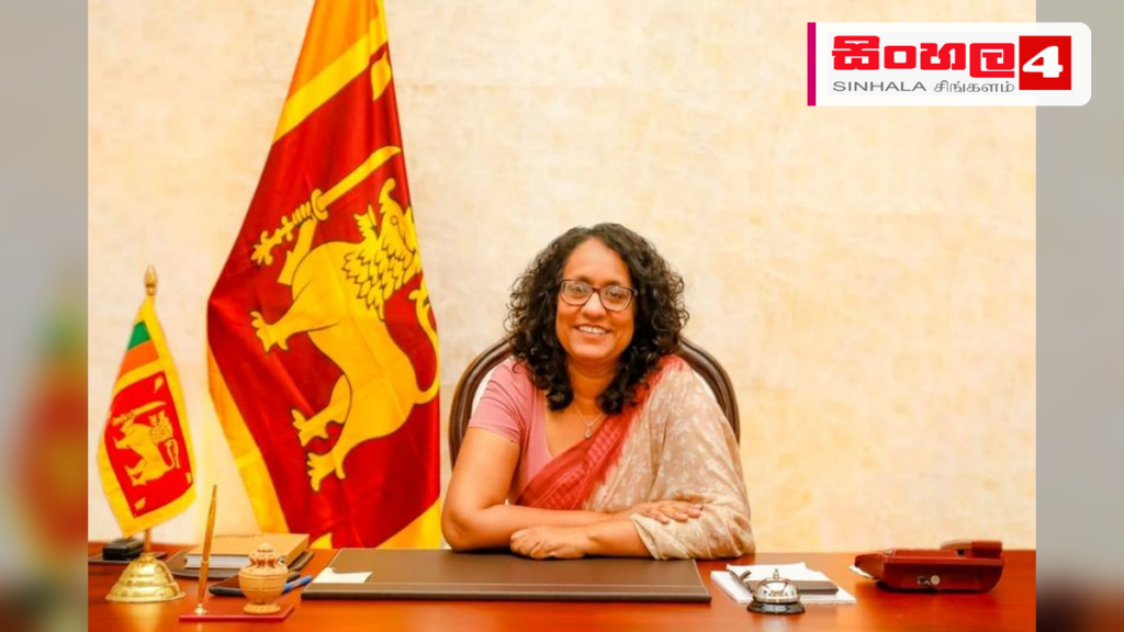 Headline: සතුටින් පිරි ජීවිතයකට කලාව සහ සාමූහිකත්වය අත්‍යවශ්‍යයි - අග්‍රාමාත්‍ය Intended image subject: Prime Minister Dr. Harini Amarasuriya at the Wayamba Folk Art Center Story s