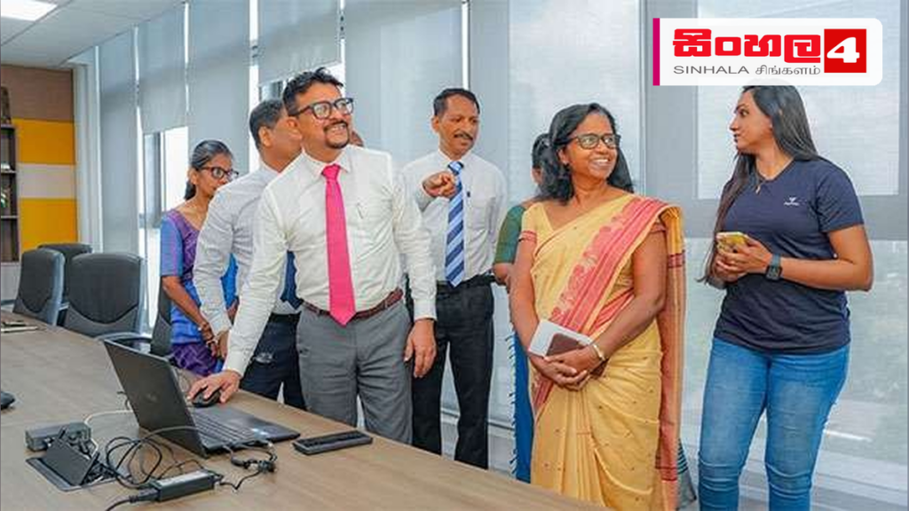Headline: කම්කරු අමාත්‍යාංශයේ නව වෙබ් අඩවිය ජනගත කෙරේ Intended image subject: Mahinda Jayasinghe at the Ministry of Labour website launch Story summary: මහජනතාවට වඩාත් කාර්යක්ෂම සේ
