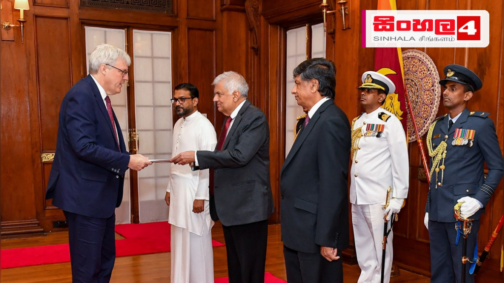 “ප්රජා ශක්ති” වැඩසටහනට බ්රිතාන්ය මහ කොමසාරිස්වරයාගේ ප්රශංසා Headline: “ප්රජා ශක්ති” වැඩසටහනට බ්රිතාන්ය මහ කොමසාරිස්වරයාගේ ප්රශංසා Intended image subject: Upali Pannila and Andrew Patrick meeting Story summary: ශ්රී ලංකාවේ දරිද්රතාවය ප