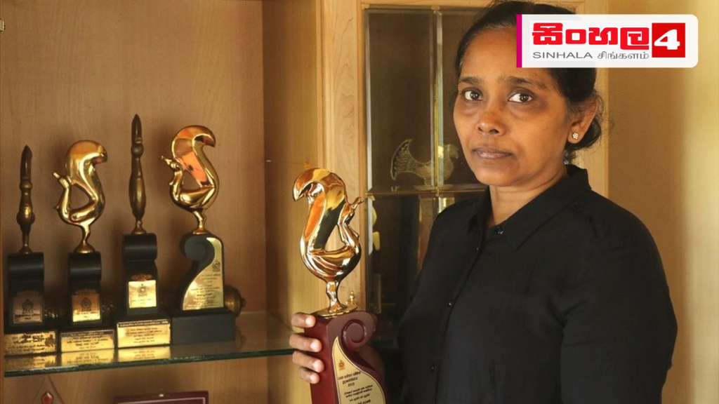 රජත සාහිත්ය සම්මාන දිනූ ‘මෙලී බෙලී’: විශේෂ අවශ්යතා ඇති දරුවන් සහ සමාජ වගකීම පිළිබඳ කියවීමක් Headline: රජත සාහිත්ය සම්මාන දිනූ 'මෙලී බෙලී': විශේෂ අවශ්යතා ඇති දරුවන් සහ සමාජ වගකීම පිළිබඳ කියවීමක් Intended image subject: Charuni Kohombange holding the Meli Beli book Story