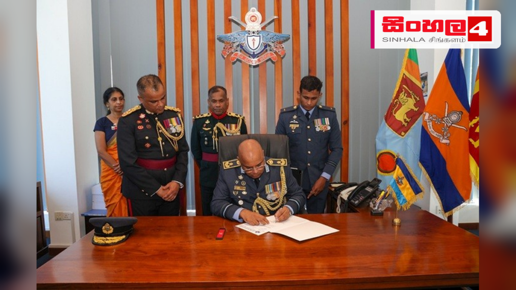 ජෙනරාල් සර් ජෝන් කොතලාවල ආරක්ෂක විශ්වවිද්යාලයේ නව උපකුලපති වැඩ භාර ගනී Headline: ජෙනරාල් සර් ජෝන් කොතලාවල ආරක්ෂක විශ්වවිද්යාලයේ නව උපකුලපති වැඩ භාර ගනී Intended image subject: Air Vice Marshal Indika Wickramasinghe Story summary: ජෙනරාල් සර් ජෝන් කොත