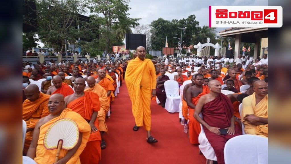 මහා වැසි මැද කොළඹට පැමිණි ‘සිවුරට යුක්තිය’ පාගමන Headline: මහා වැසි මැද කොළඹට පැමිණි 'සිවුරට යුක්තිය' පාගමන Intended image subject: Buddhist monks protesting in Colombo Story summary: බොදුබල සේනා සංවිධානයේ මහ ලේකම් පූජ්ය ගලගොඩඅත
